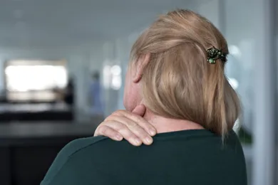 Kvinde har ondt i nakken