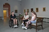 Tre ulykkesramte sidder og taler