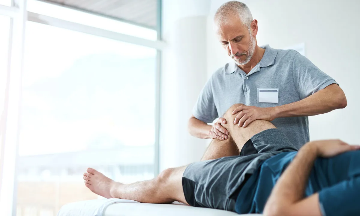 Fysioterapeut behandler en patient