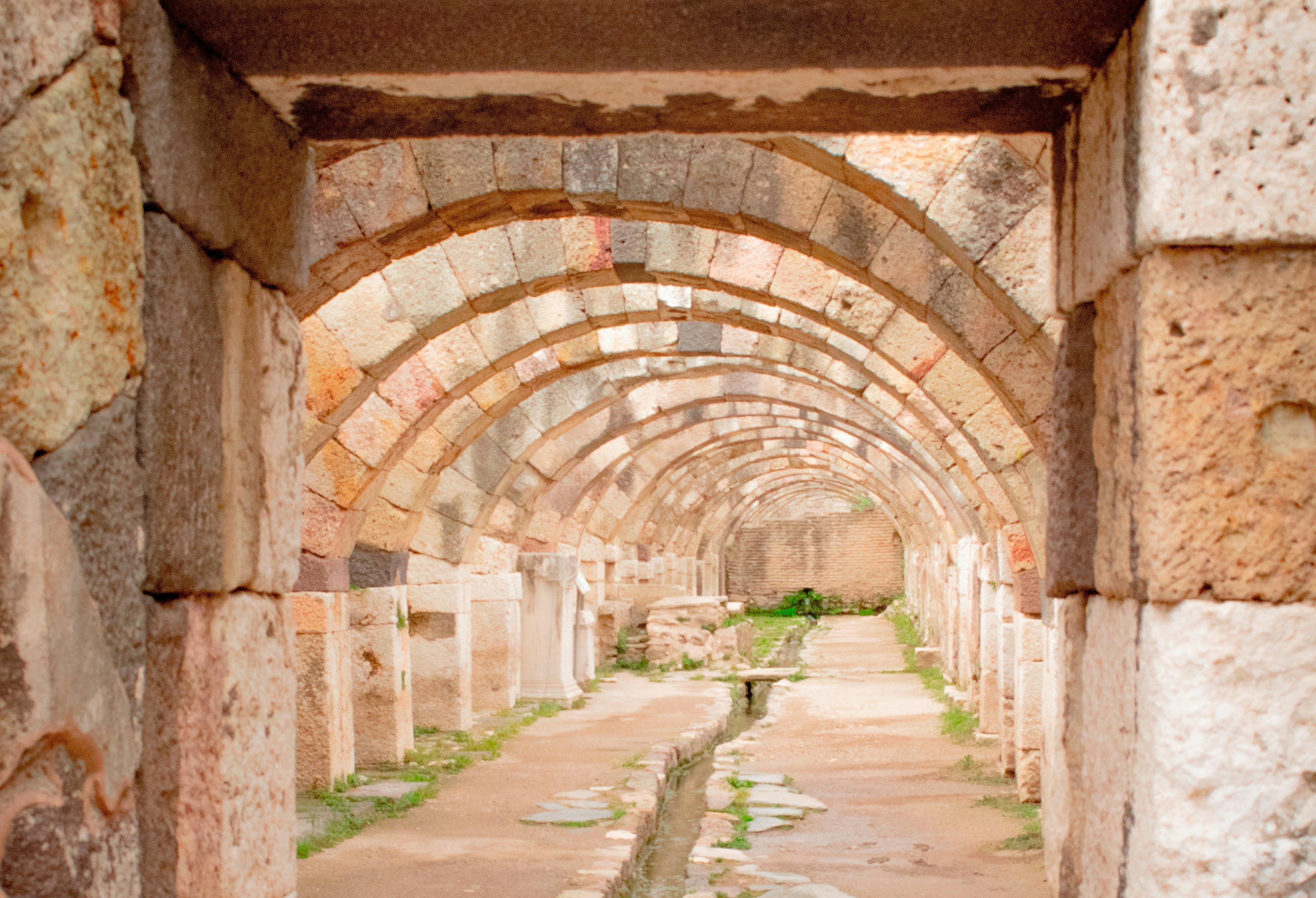 AI genereret billede af en ældre stengang. 