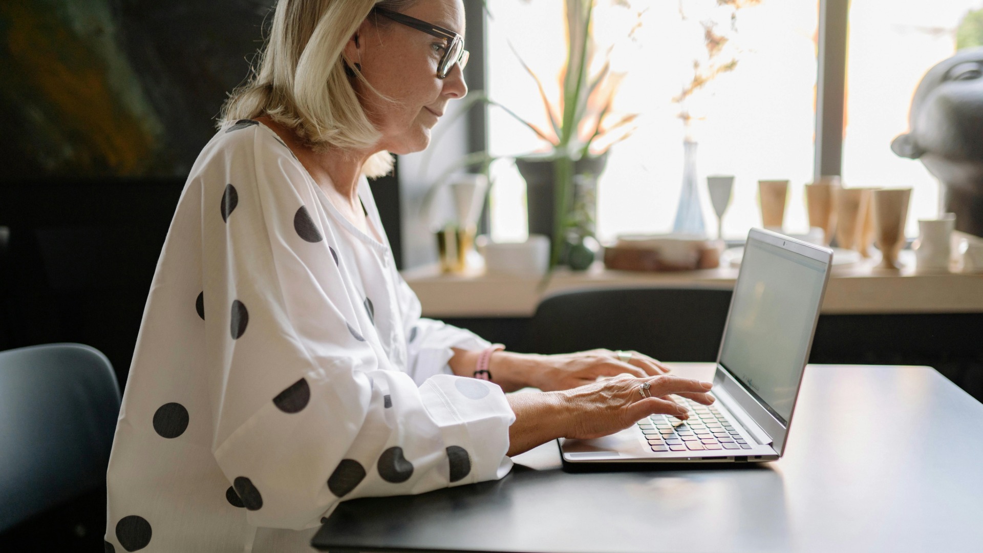 Kvinder sidder ved et bord og kigger på sin computer