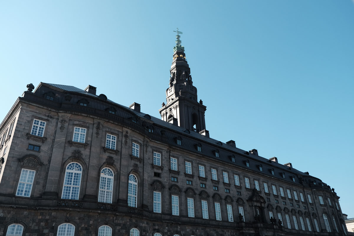 Christiansborg set udefra.