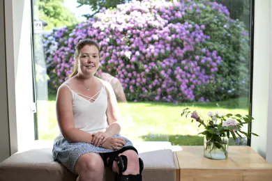 Kvinde sidder foran vindue