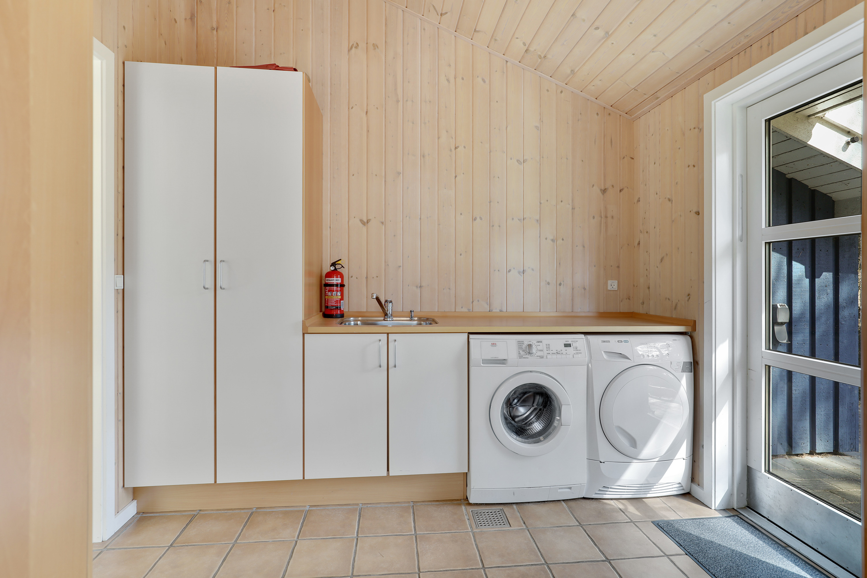 Nye billeder af bryggers i sommerhuset i Dueodde.