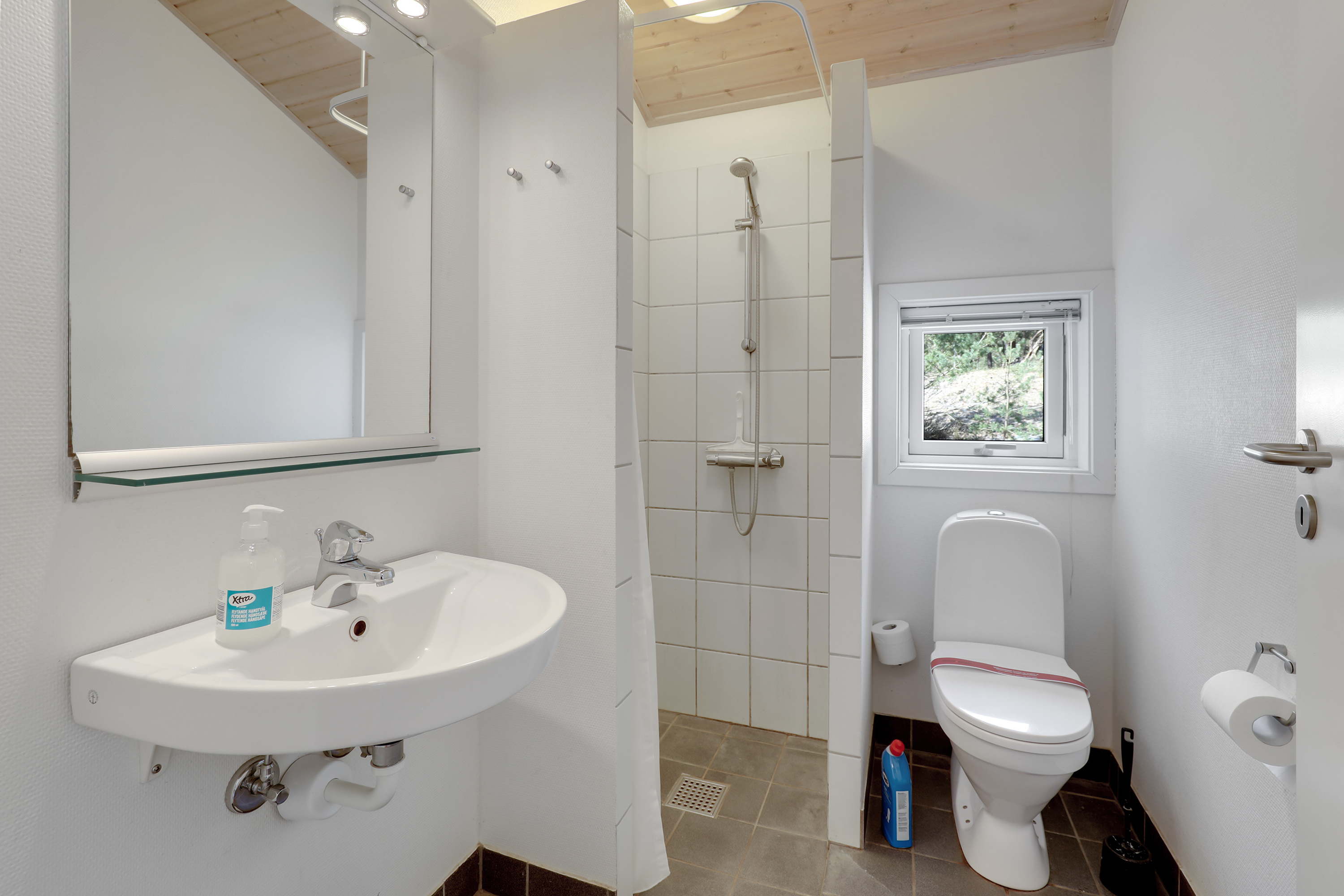 Nye billeder af badevaerelset i sommerhuset i Dueodde.