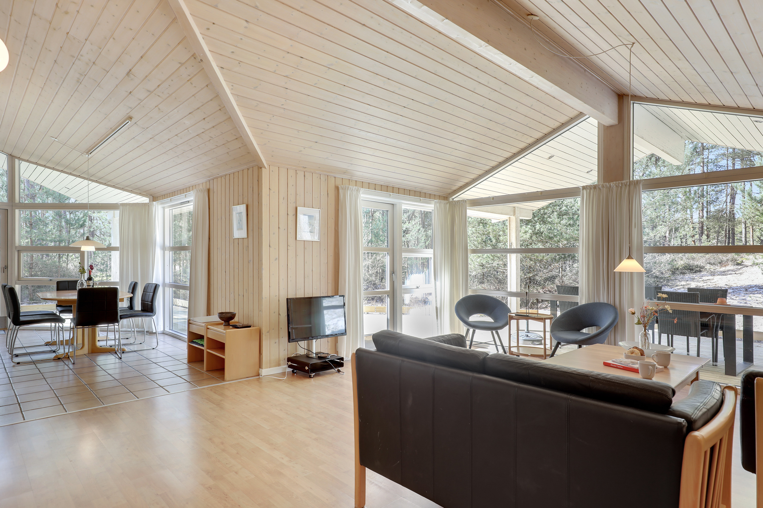 Nye billeder af stuen i sommerhuset i Dueodde.