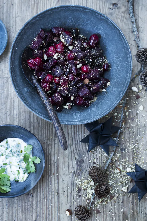 Bagte rødbeder med tranebær, korianderyoghurt og dukkah