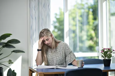 En kvinde laeser en avis