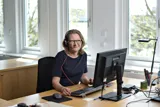 En dygtig medarbejder sidder klar til at hjaelpe og raadgive dig.