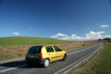 Bil koerer paa landevej