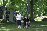 Borger/patient i koerestol er udenfor med en hjælper.