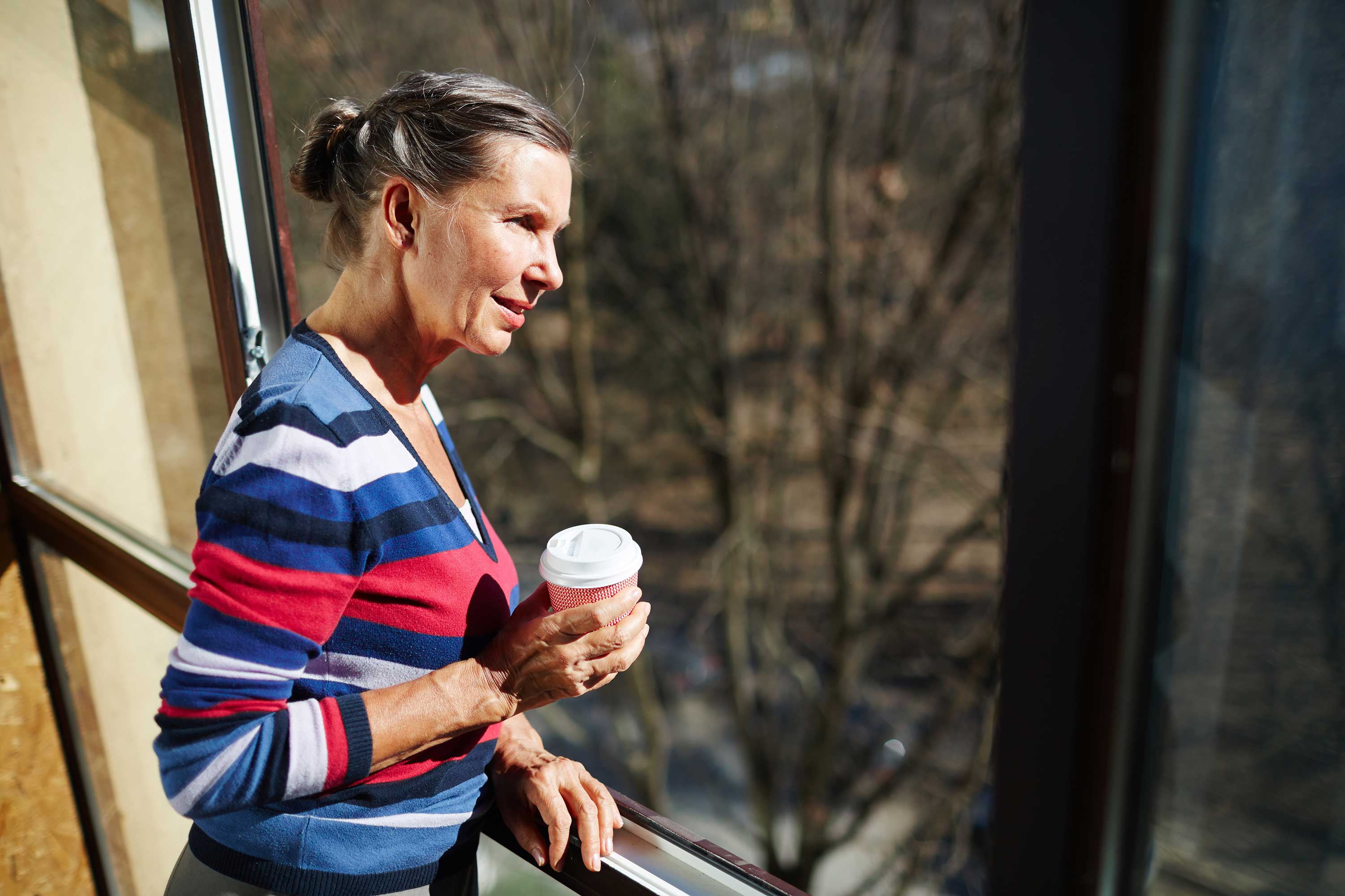 Kvinde ser ud af et vindue