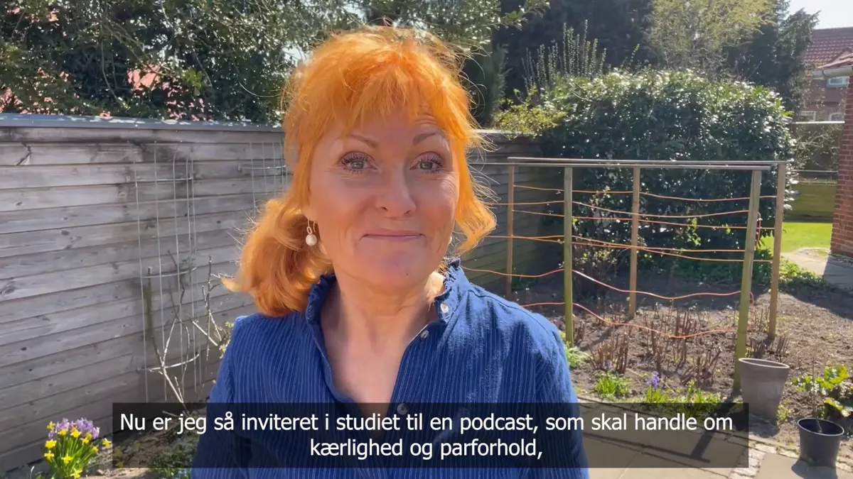 Screenshot af Jeanne, som sidder udenfor
