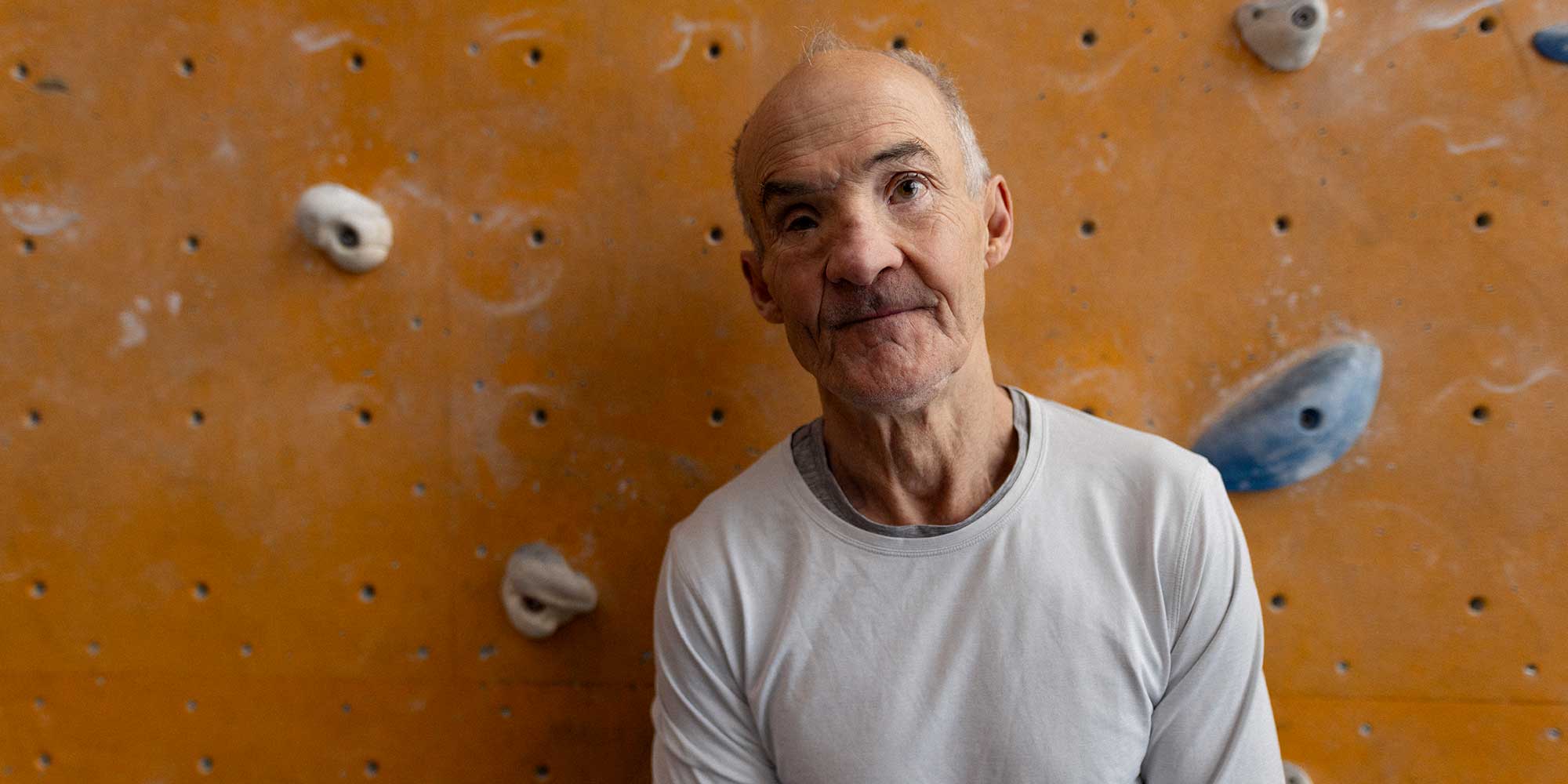 Micheal Hjorth står foran en klatrevæg