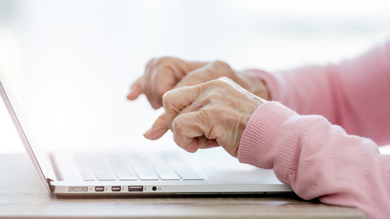 En person sidder foran sin computer
