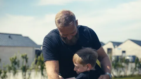 Kim er ulykkesramt og fortaeller om boern som paaroerende.