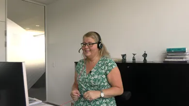 Bente rådgiver en person i telefonen