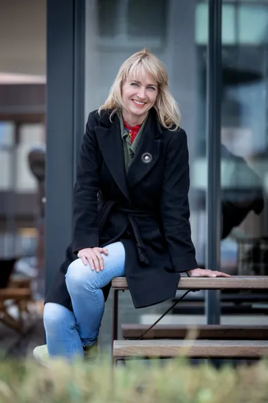 Annette Heick sidder på en baenk udenfor.