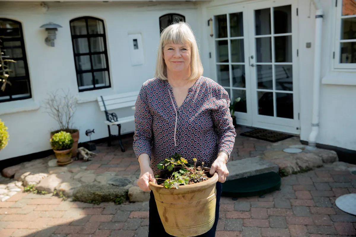 Lene laver havearbejde