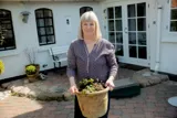 Lene laver havearbejde