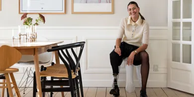 Louise Lykke Hulmose sidder på en stol