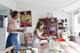 En familie daekker bord sammen