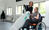 Fysioterapeut og patient i motionscenter