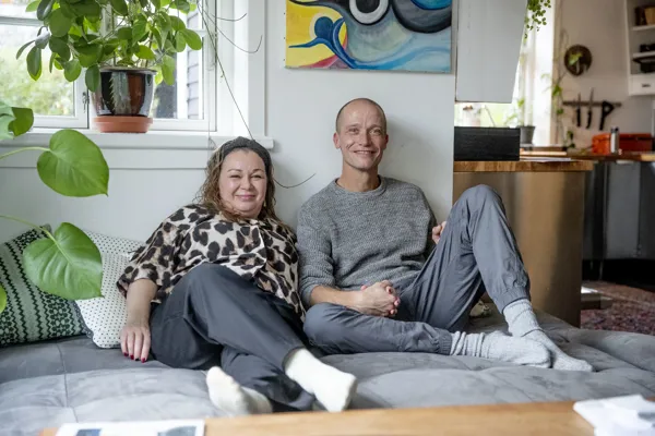 Et kærestepar sidder i en sofa