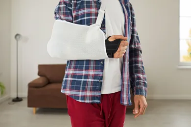 Mand med gips på arm
