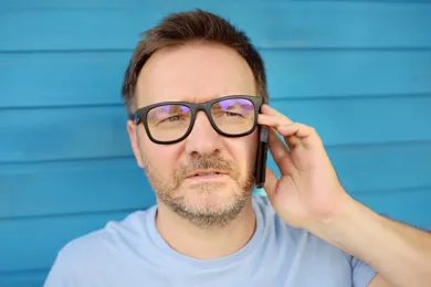 Mand taler i telefon