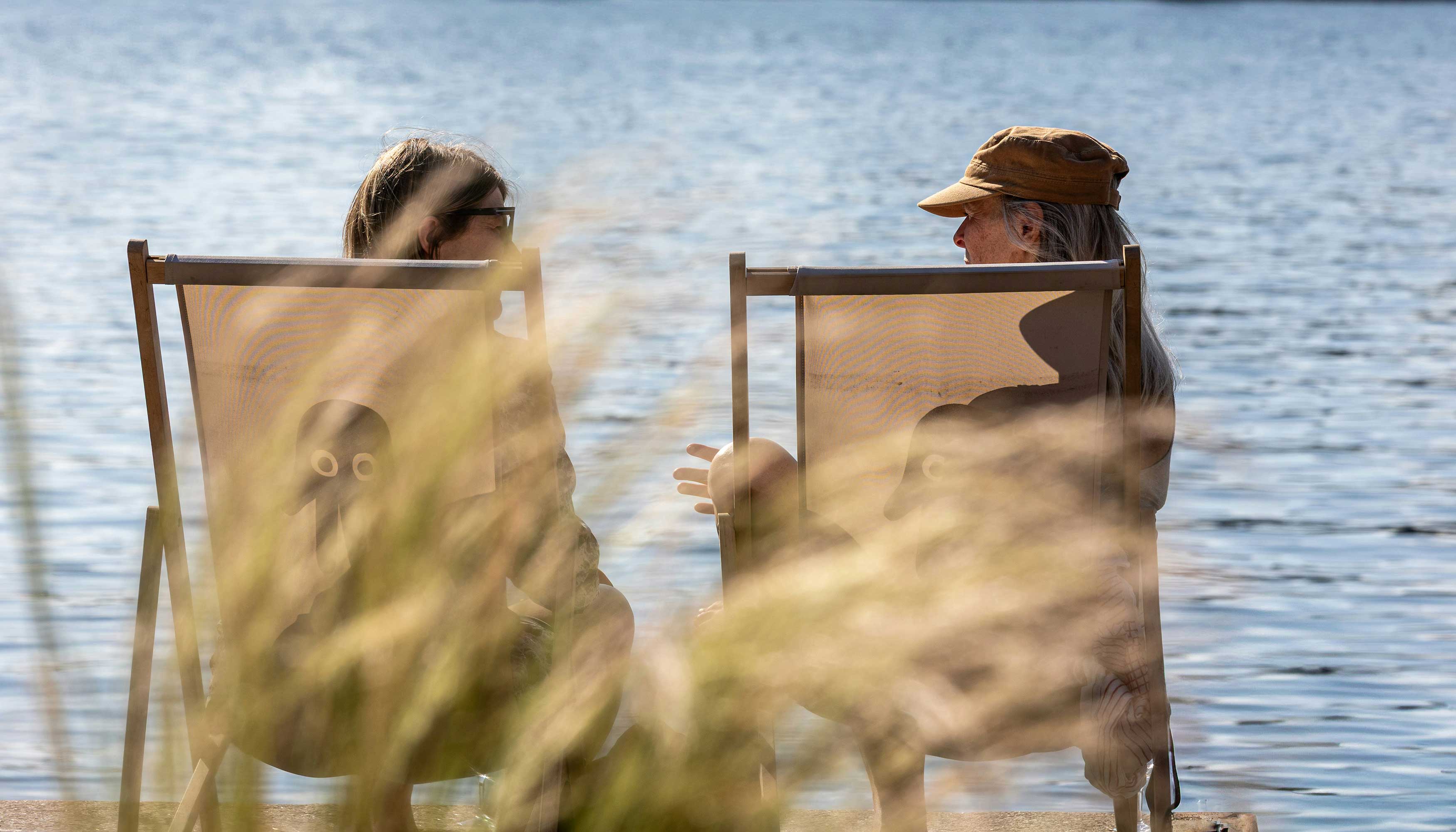 To kvinder sidder og taler sammen