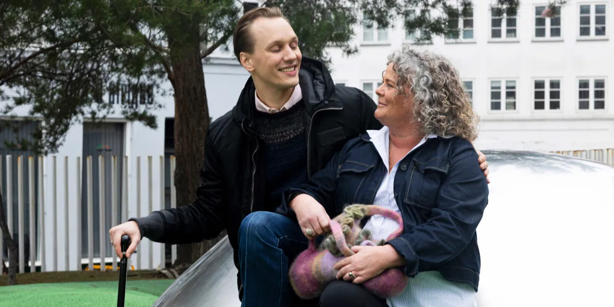Jonas og Henriette kigger på hinanden