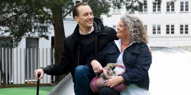 Jonas og Henriette kigger på hinanden