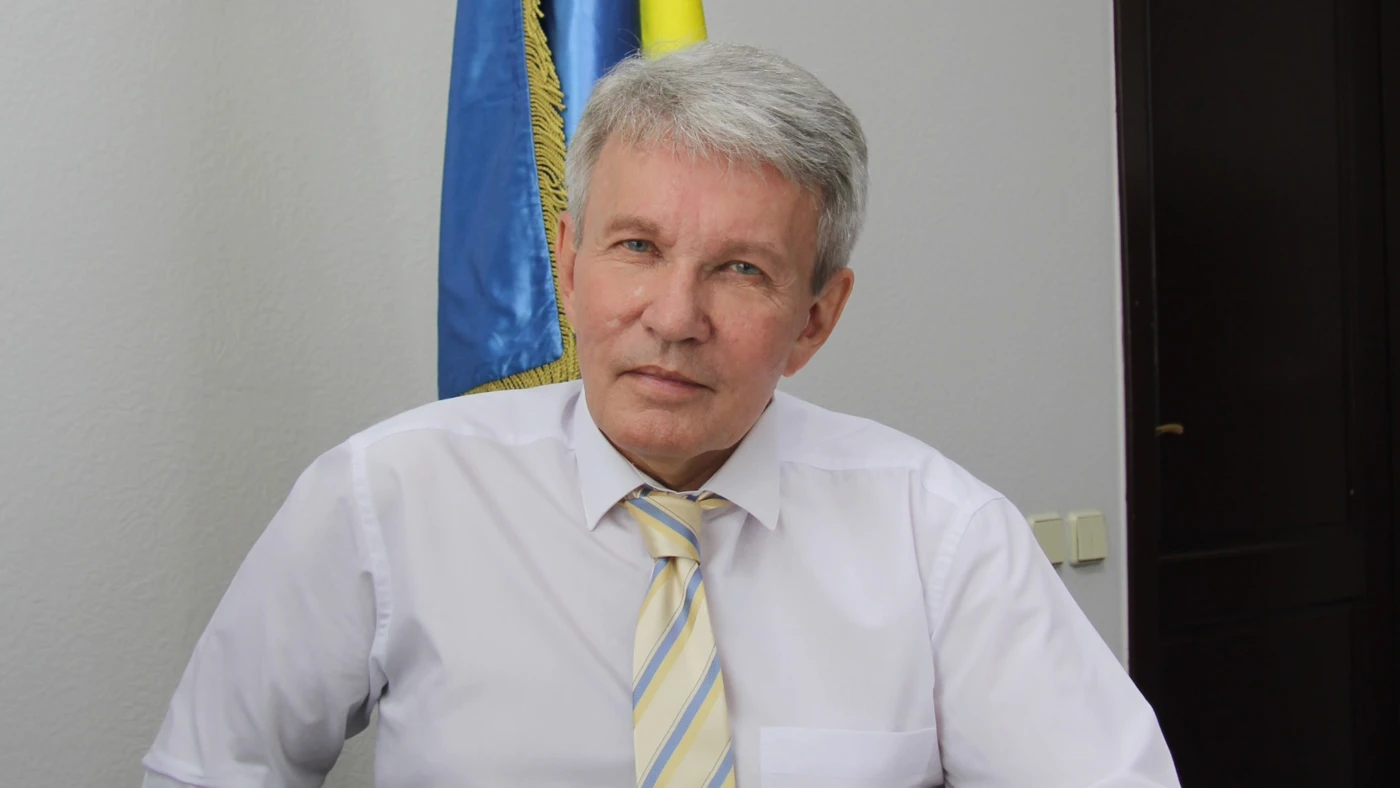 Formand for Ukraines Paralympiske Komité, Valerii Sushkevych, sidder i kørestol foran ukrainsk flag.