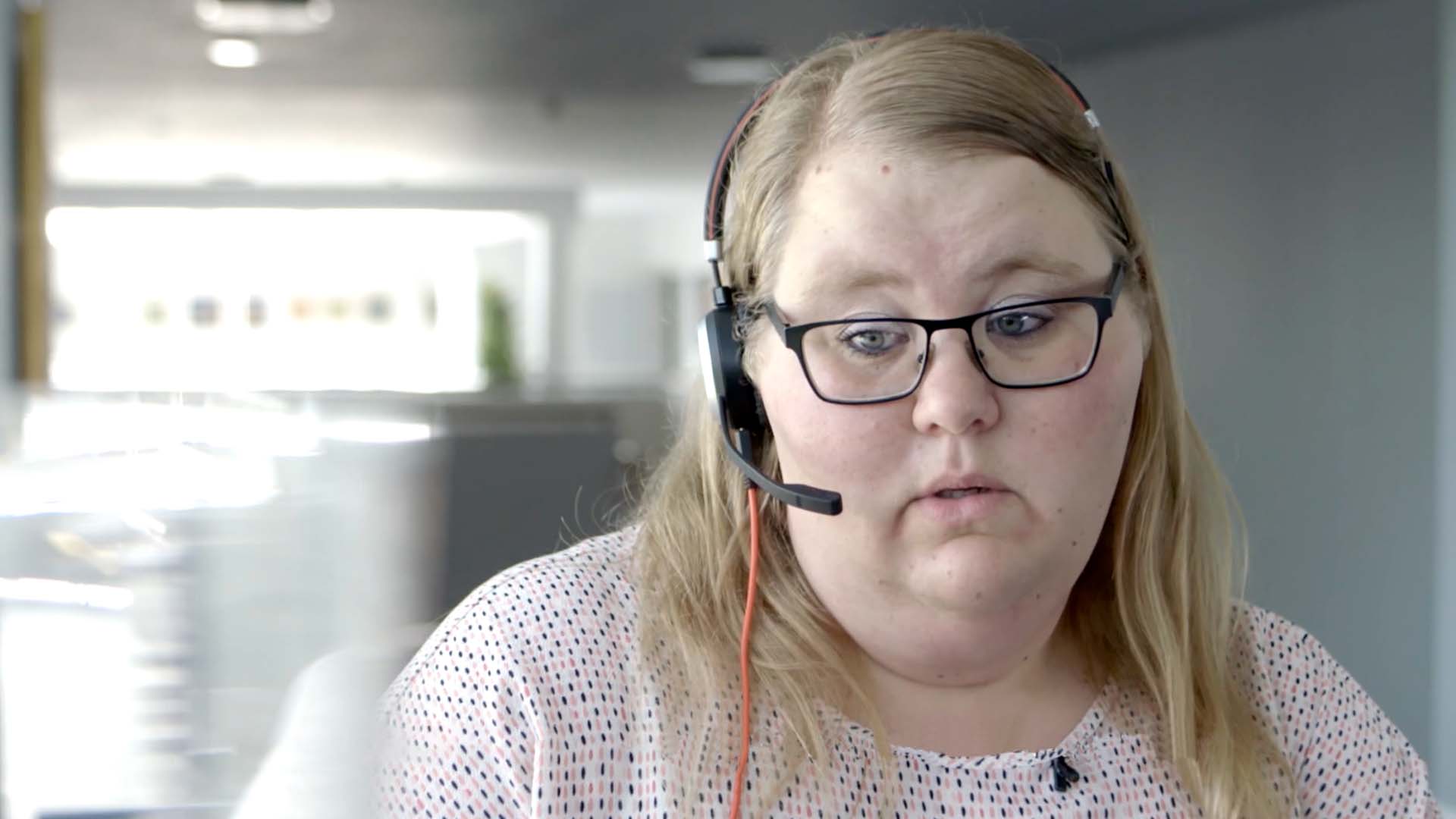 Bente sidder klar til at rådgive.