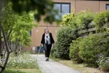 En kvinde kommer gaaende med sin krykke