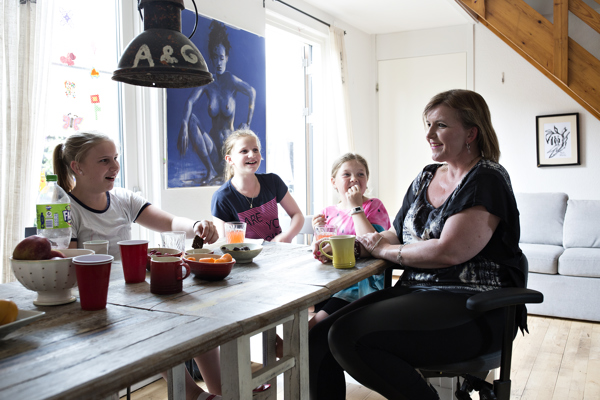 En kvinde sidder sammen med sin familie