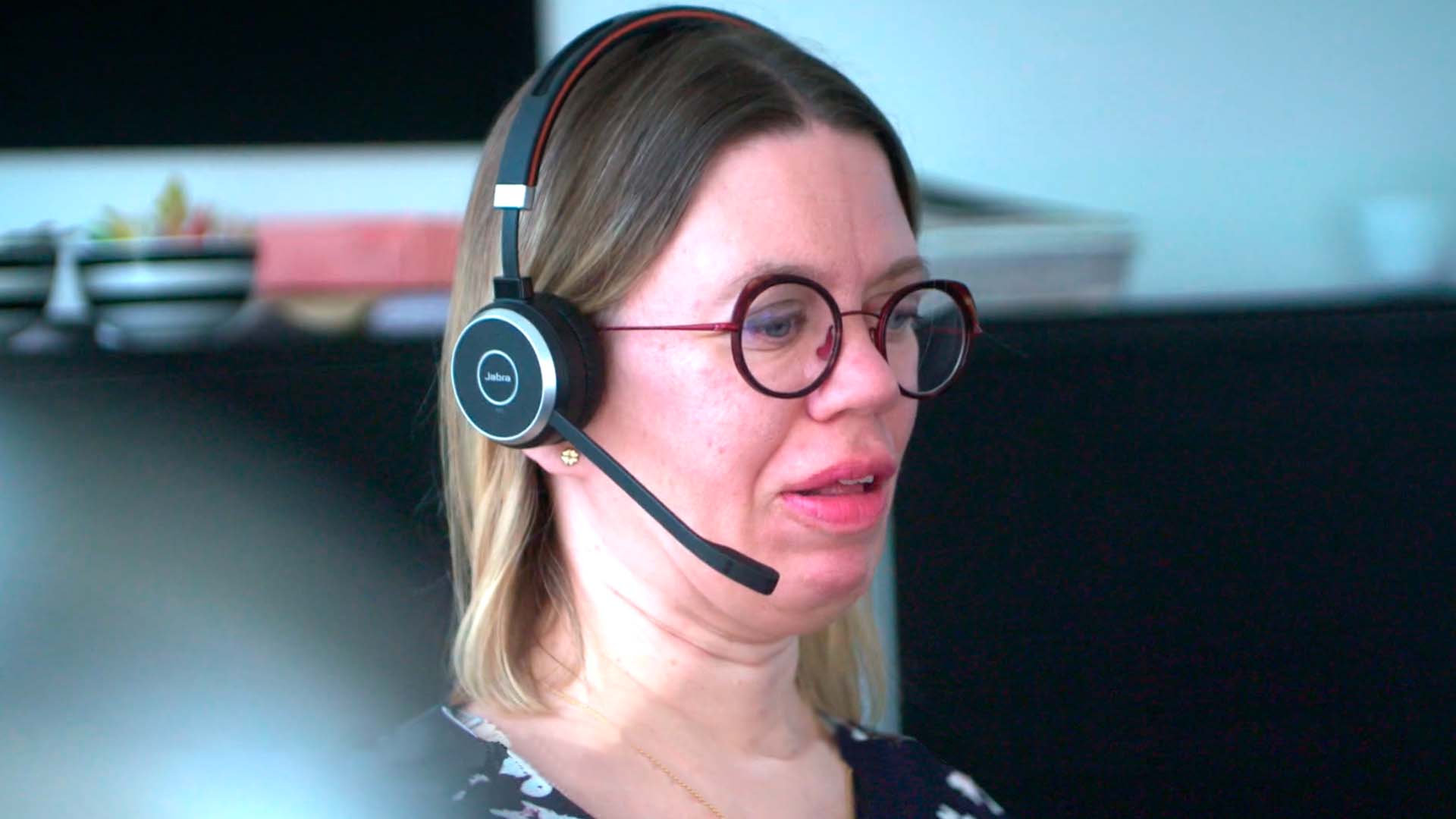 Mette sidder klar til at rådgive.