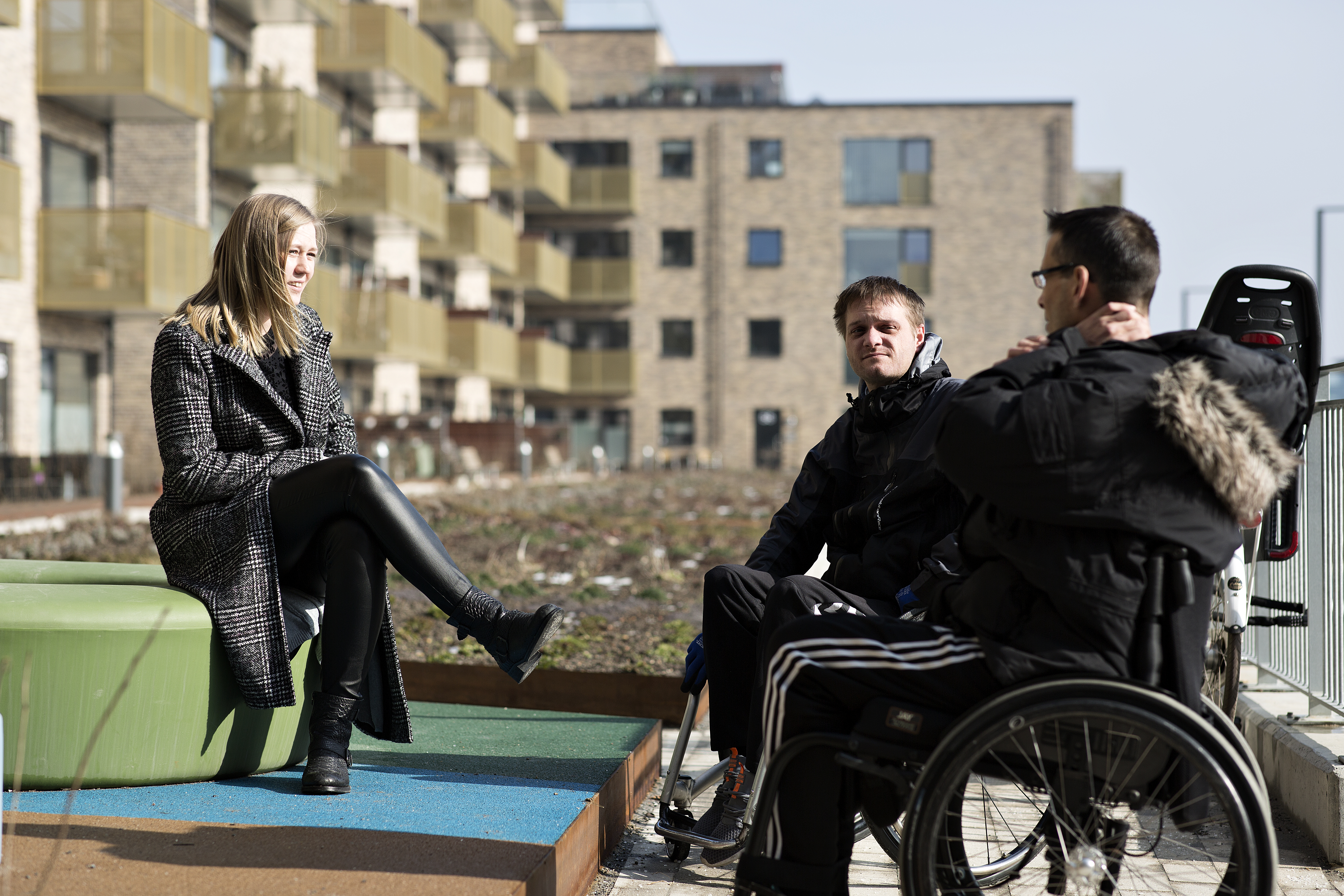 To borgere i koerestole sammen med en ledsager