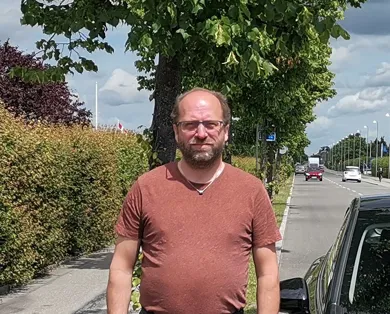 Mand staar udenfor ved vejkant
