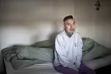 Peter Bleis sidder på kant af seng
