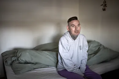 Peter Bleis sidder på kant af seng