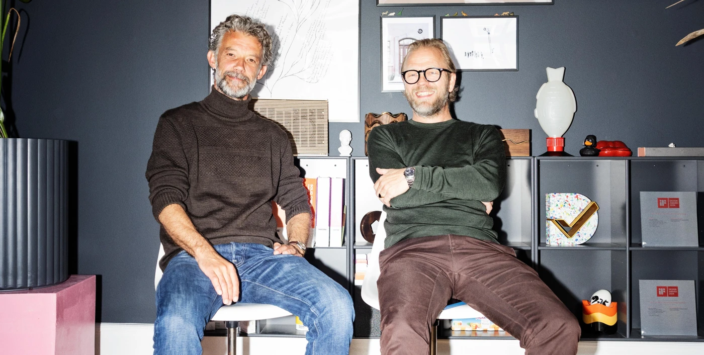 Designer Sophus Bang og arkitekt Jacob Jensen sidder ned