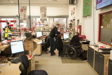 En ulykkesramt og en medarbejder i et varehus.