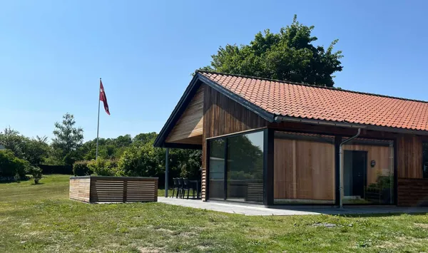 Træsommerhus i grønne omgivelser