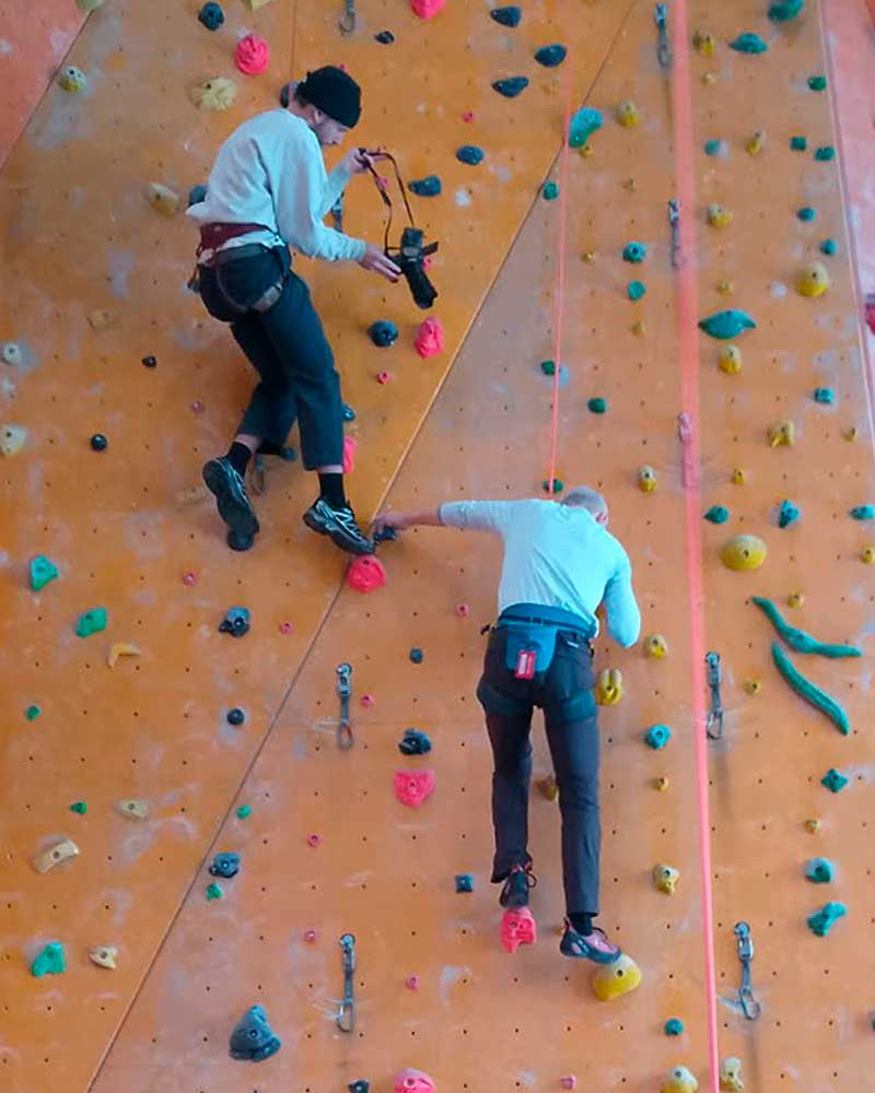 Fotograf tager billede af Michael Hjorth på en klatrevæg