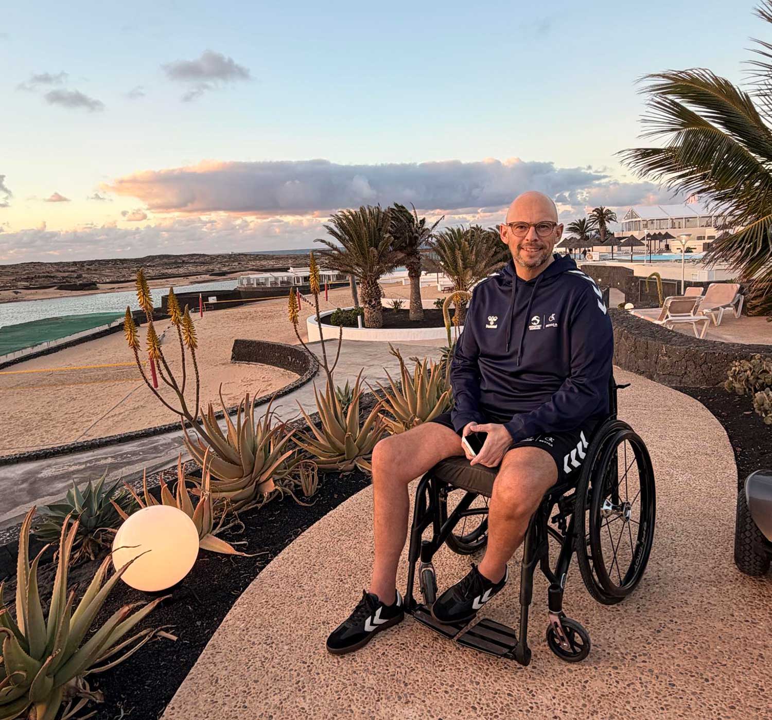 Thomas Kjær Kristensen sidder i kørestol og smiler