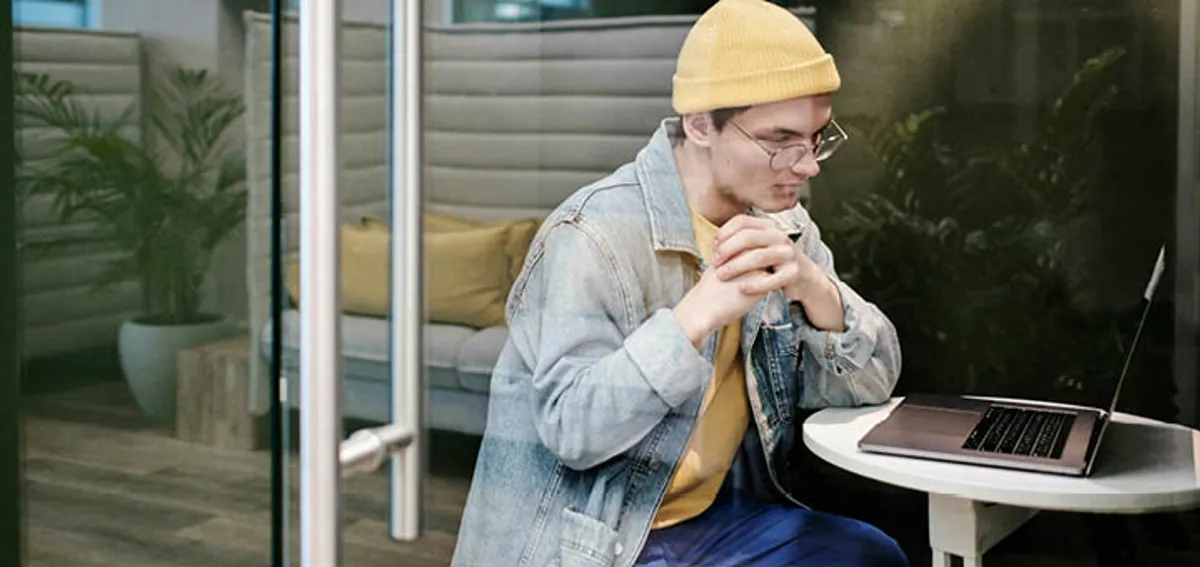 Mand sidder foran computer