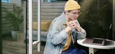 Mand sidder foran computer