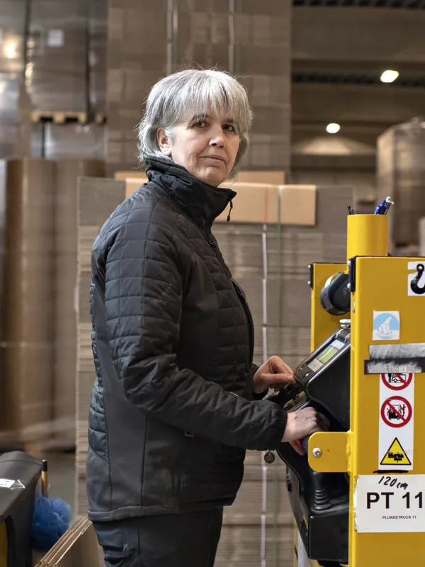 Hun står aldrig helt alene